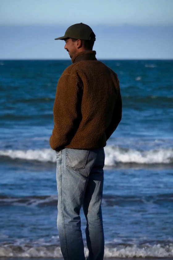 Noé dos à la plage