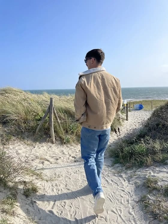 Noé dos à la plage